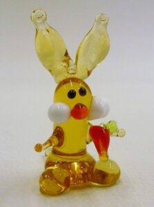 Figurka szklana Królik Brązowy z marchewką Zając Prezent FM mikro