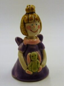 Figurka Ceramiczna Anioł Fioletowy Dziewczynka z Królikiem Prezent 6 cm