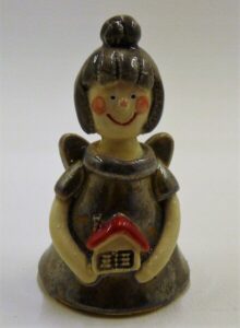 Figurka Ceramiczna Anioł Szary Dziewczynka z Domkiem Prezent 6 cm