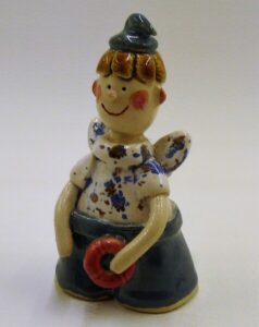 Figurka Ceramiczna Anioł Niebieski Chłopak z zabawką Prezent rzeźba 7 cm