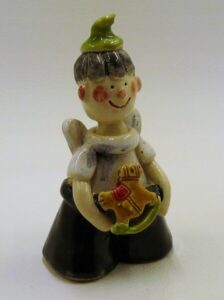 Figurka Ceramiczna Anioł Biały Chłopak z Konikiem Prezent rzeźba 7 cm