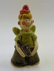 Figurka Ceramiczna Anioł Zielony Chłopak z trąbką Prezent rzeźba 7 cm