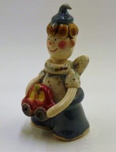 Figurka Ceramiczna Anioł Niebieski Chłopak z samochodzikiem Prezent 7 cm