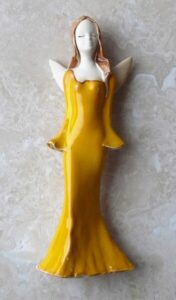 Figurka Ceramiczna Anioł Żółty wiszący Dziewczynka Rzeźba Prezent 26 cm