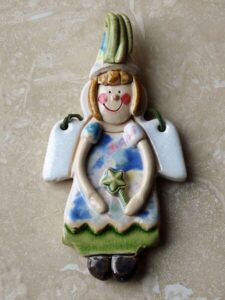 Figurka Ceramiczna Anioł Biały Dziewczyna z Różdżką Prezent rzeźba 11 cm