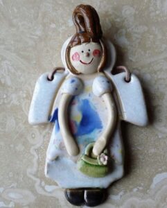 Figurka Ceramiczna Anioł Biały Dziewczyna z torebką Prezent rzeźba 11 cm
