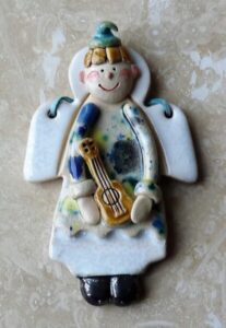 Figurka Ceramiczna Anioł Biały Chłopak z gitarą Prezent rzeźba 11 cm