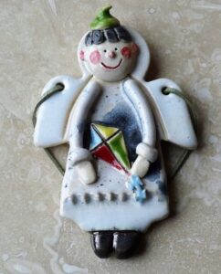 Figurka Ceramiczna Anioł Biały Chłopak z latawcem Prezent rzeźba 11 cm