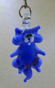 Brelok Figurka szklana KOT Niebieski FS średnia