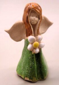 Figurka Ceramiczna Anioł Zielony Dziewczynka z Kwiatkiem Prezent 9 cm
