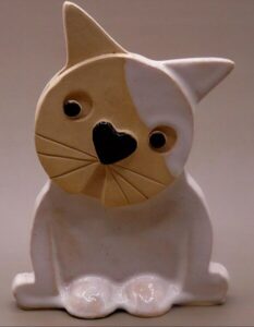 Figurka Ceramiczna Kot Biały Siedzący Prezent zwierzak szkliwiona 14 cm