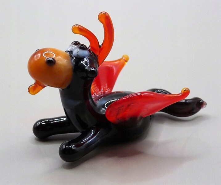 Figurka szklana Smok Czarny Czerwony leżący piękny Prezent FS średnia